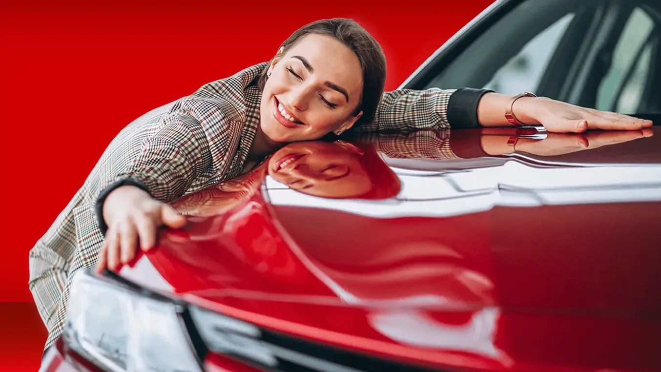 Frau die Ihr rotes Auto umarmt
