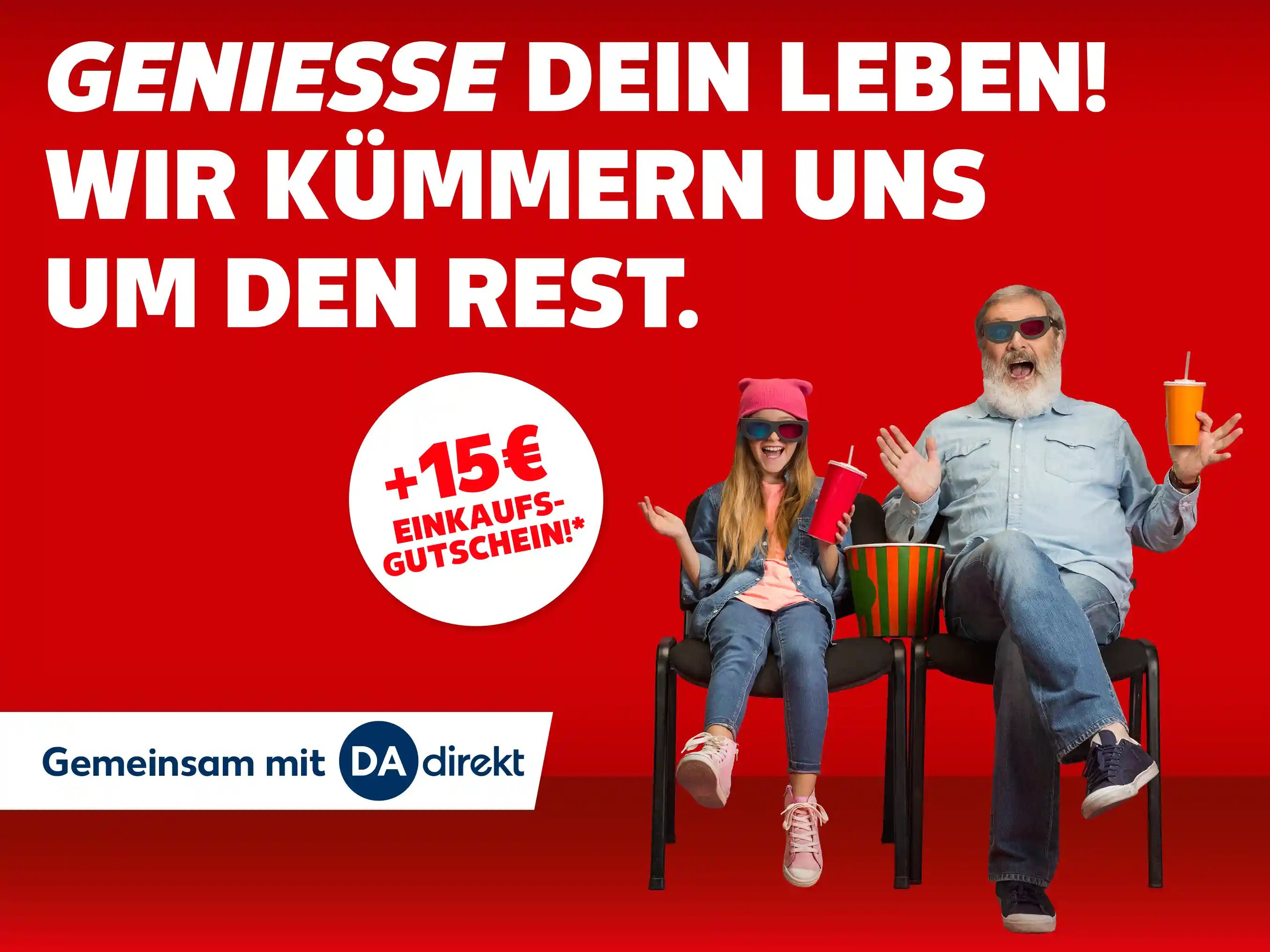 Kaufland Versicherungen. Opa und Enkelin haben Spaß vor rotem Hintergrund