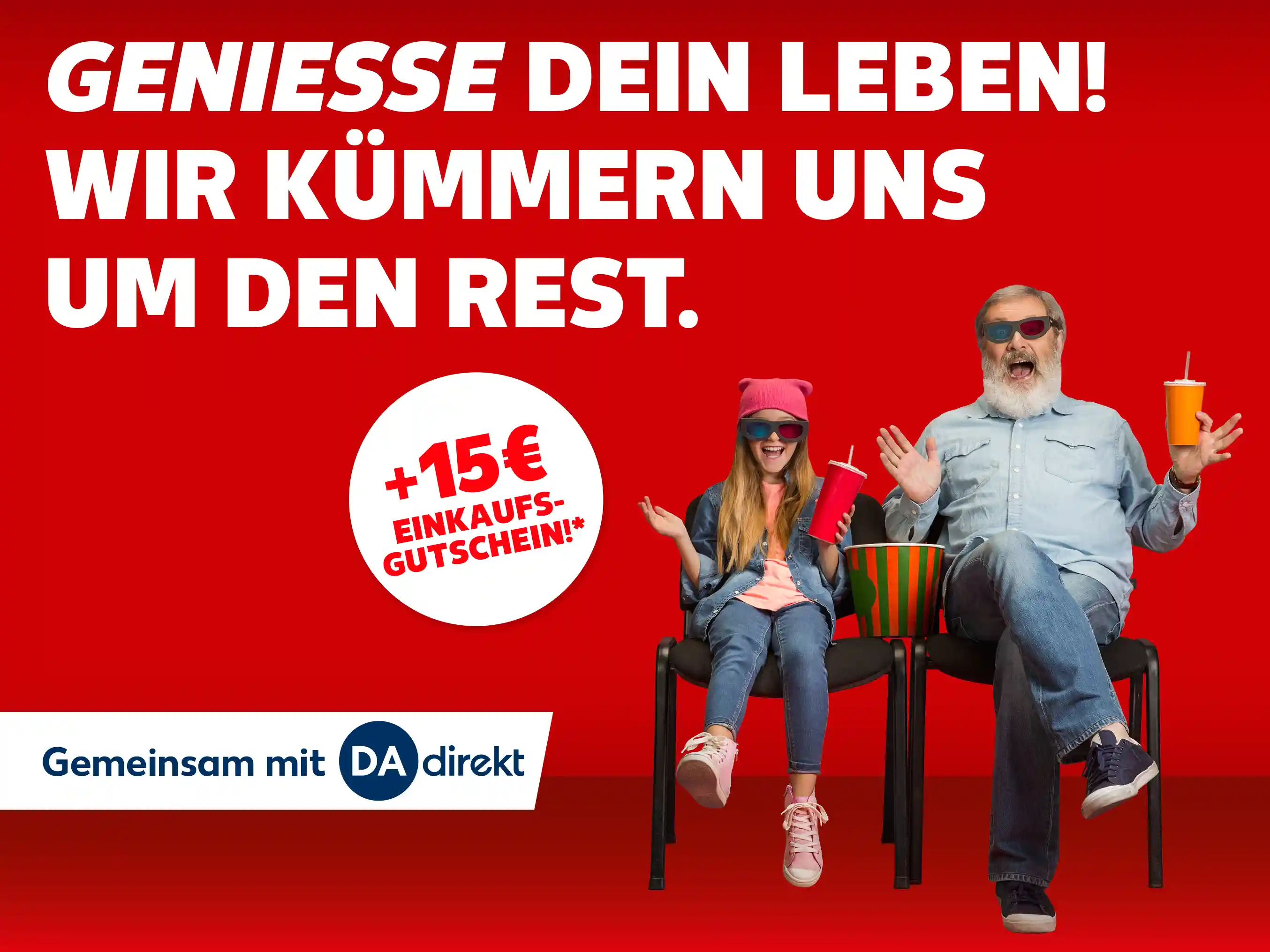 Kaufland Versicherungen. Opa und Enkelin haben Spaß vor rotem Hintergrund