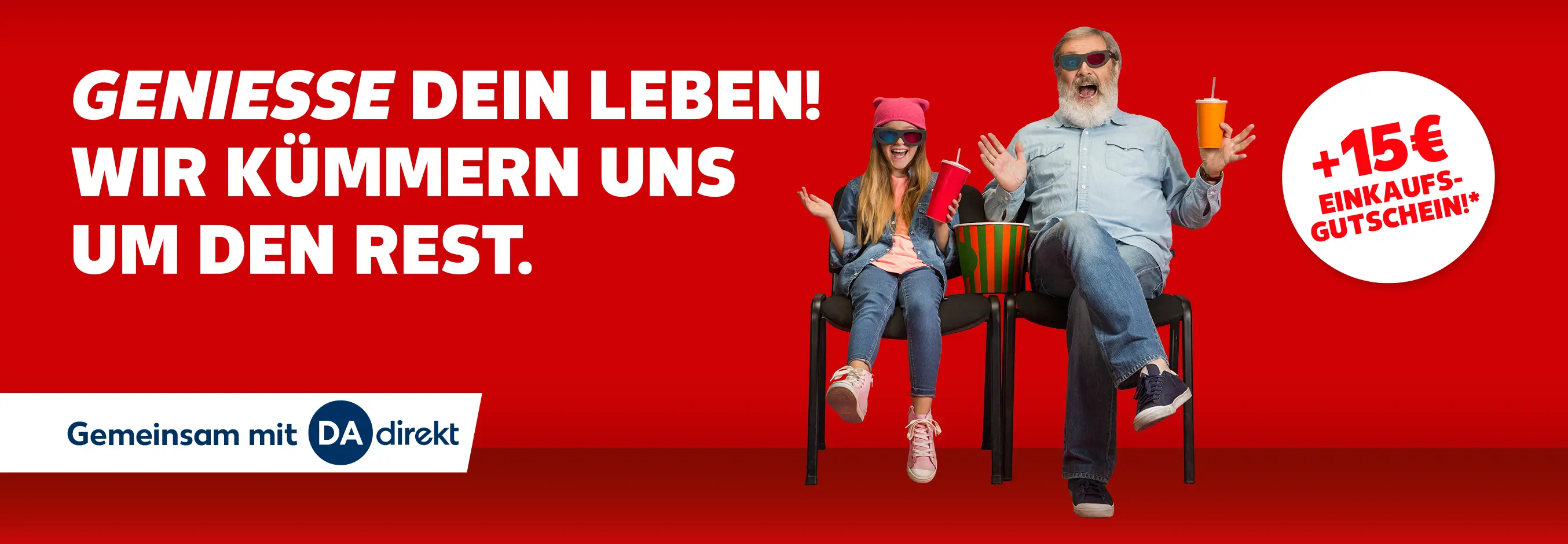 Kaufland Versicherung. Opa und Enkelin haben Spaß vor rotem Hintergrund